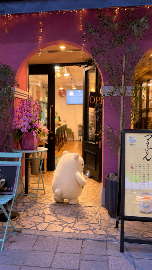 店頭に立つくいしんぼうのクマ